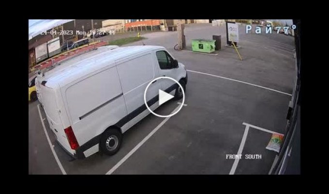 Отлетевшее колесо поразило фургон и попало на видео в Канаде