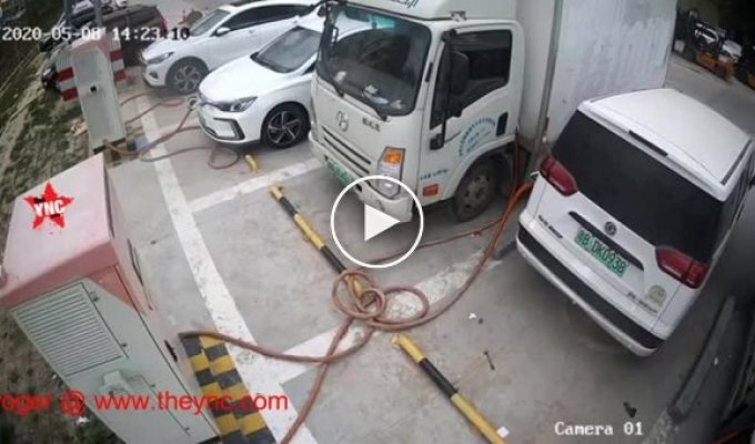 Возгорание на станции зарядки электроавтомобилей в Китае
