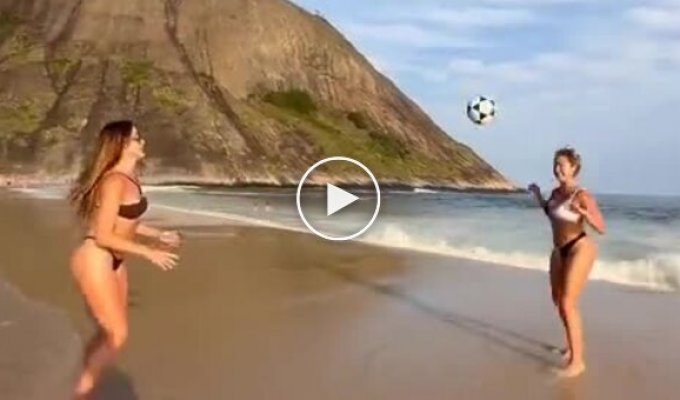 Девушки, пляж, футбольная техника