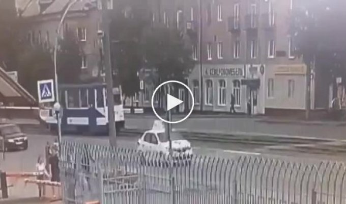 Женщину перевернуло в воздухе после наезда авто в Кемерове