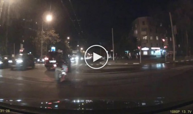 Мотоциклист сбивает пешехода