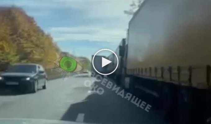 Авария в Черновицкой области. Пьяный водитель на фуре протаранил на полном ходу колону других фур возле румынской границы