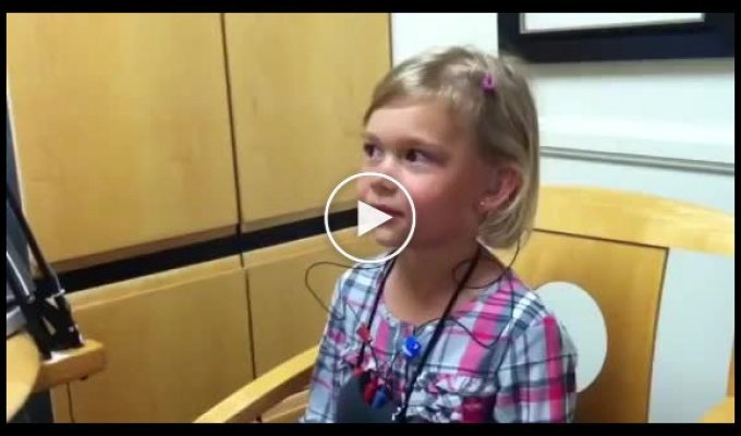 Эта глухая девочка впервые слышит собственный голос