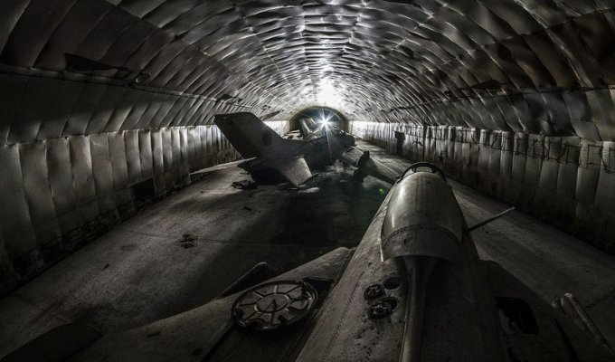 Заброшенные подземные авиабазы Восточной Европы (82 фото)