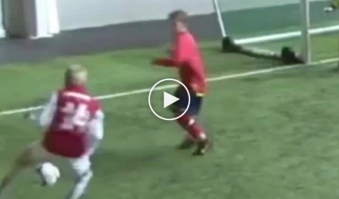 13-летний Эрлинг Холанд разрывает ворота соперника в матче детских команд