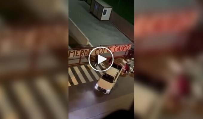 Фанаты «Торино» высыпали навоз у базы клуба в знак протеста