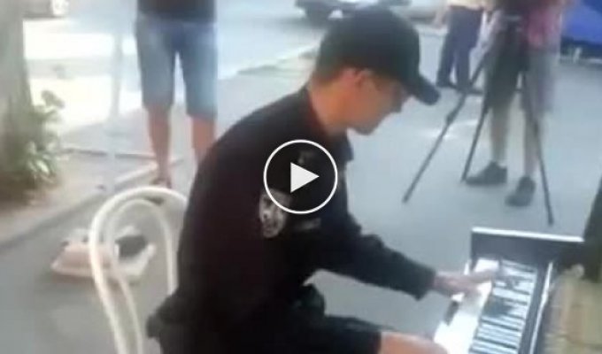 Полицейский Украины на пианино
