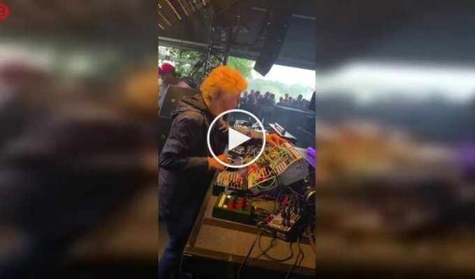 Німецька техно-бабуся прославилася завдяки футуристичному музичному комп'ютеру