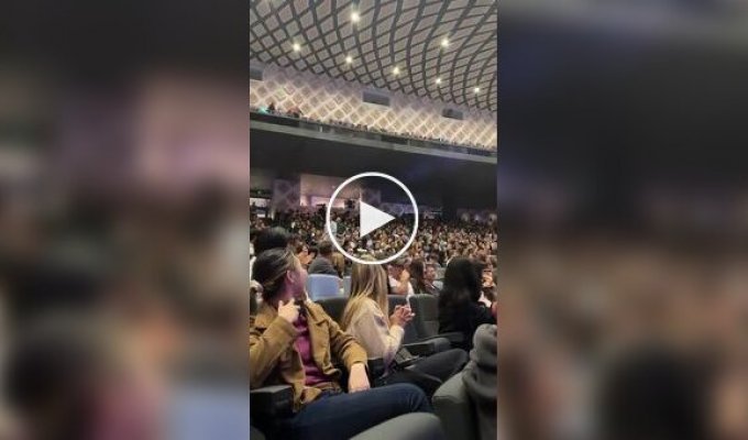 A spectator replaced a keyboard player at a concert