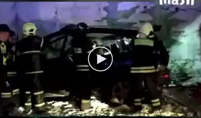 Жуткая авария, в которой машина с подростками, влетела в стену в Москве