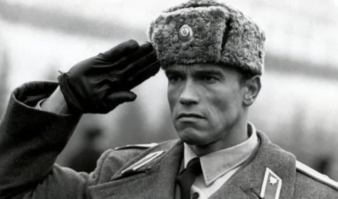 Why Military Personnel Salute by Raising Their Hand to Their Head (6 photos)