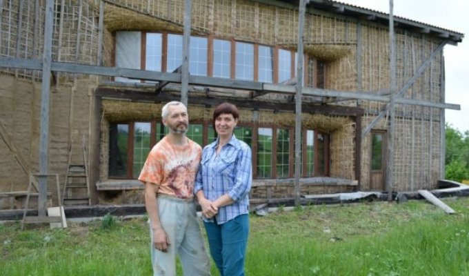 Жители Воронежской области построили дом из соломы (3 фото)