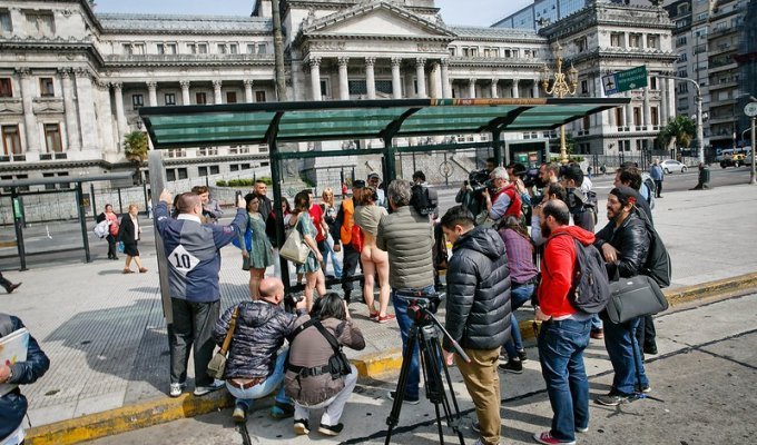Женщины разделись догола перед парламентом Аргентины (32 фото) (эротика)