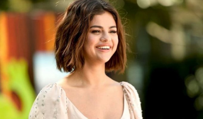 Fans did not recognize Selena Gomez in new photos: how the singer changed after lupus (3 photos)
