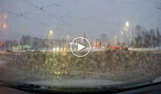 Машина ДПС столкнулась с трамваем в России