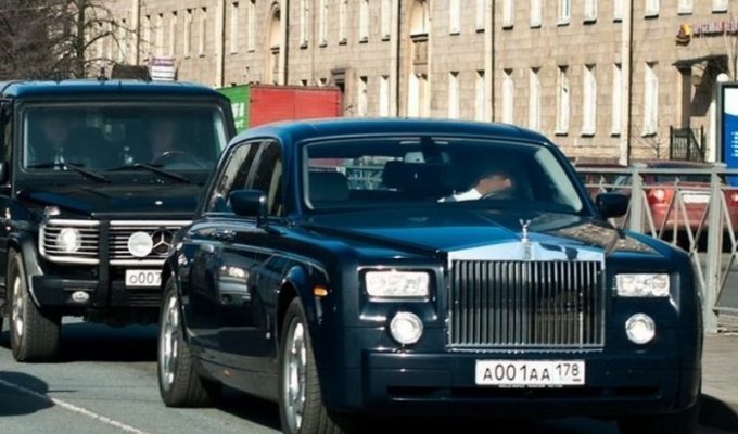 В Петербурге полицейские задержали кортеж с участием Rolls-Royce, но вскоре всех отпустили (2 фото + 1 видео)