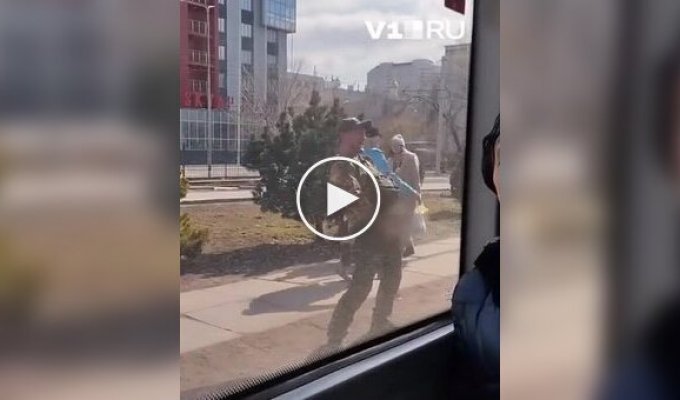 Оккупант показывает гениталии пассажирам троллейбуса в российском Волгограде