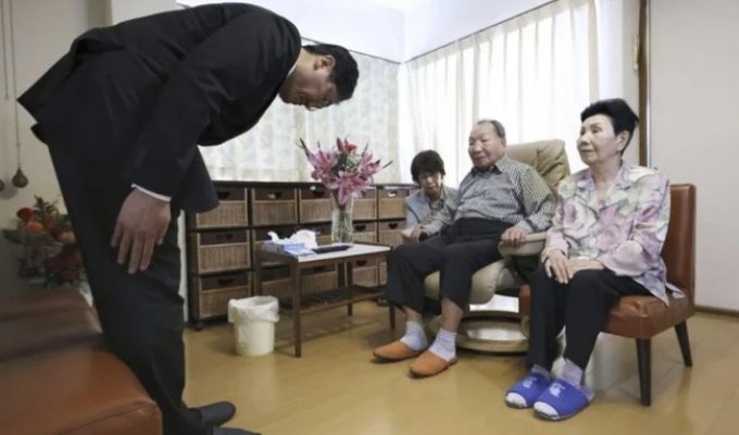 In Japan, the police chief apologized to a man for the years of his life lost in prison (3 photos + 1 video)