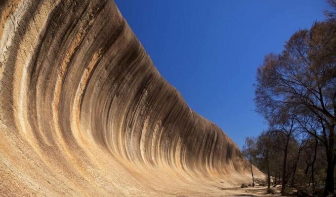 Волна из скал: как в Австралии появилась странная гора (4 фото)