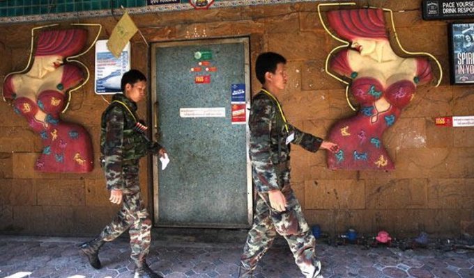 Тайские солдаты охраняют стриптиз-клубы (19 фото)