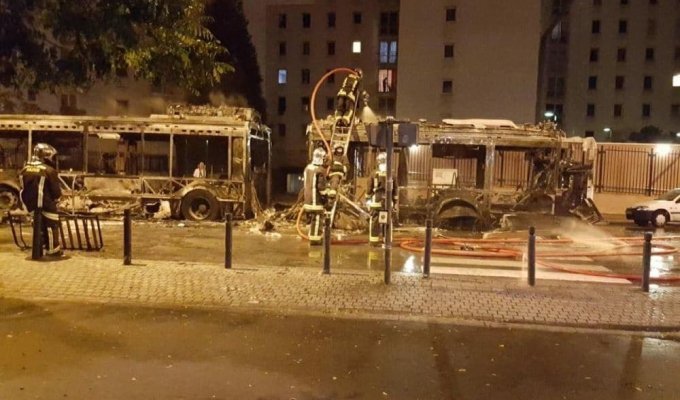 Кричали “Аллах акбар”: в Париже исламисты забросали автобус коктейлями Молотова