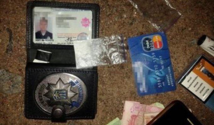 В Киеве разоблачили двух полицейских, занимающихся наркобизнесом