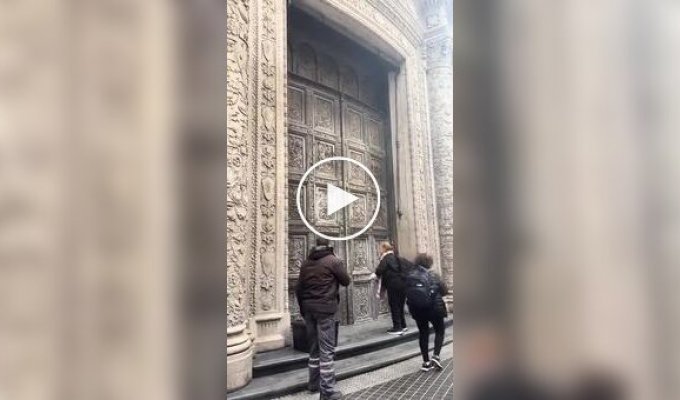 Bank door in Buenos Aires disappears underground every morning