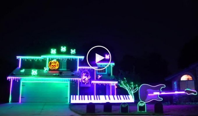 Житель США вновь устроил фантастическое световое шоу на своем доме