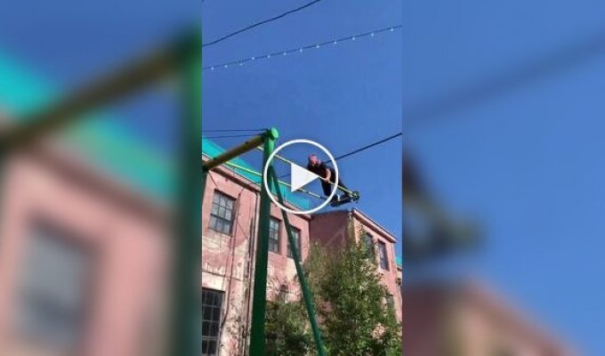 То, о чем мечтали дети во дворах: мужчина прокрутился на качелях вокруг оси