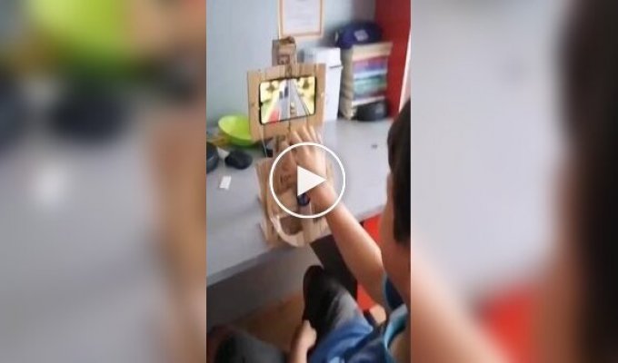 Школьник превратил свой телефон в игровую консоль с помощью картона