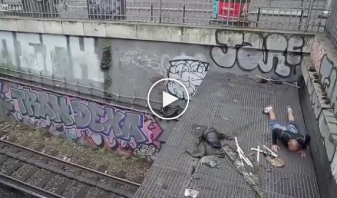 Французский экстремал решил прокатится на крыше поезда метро
