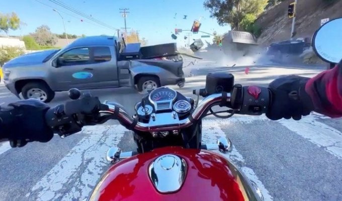 Жахливий момент: мотоцикліст з Каліфорнії зняв на відео ДТП з кількома автомобілями, яка мало не вбила його (6 фото + 1 відео)