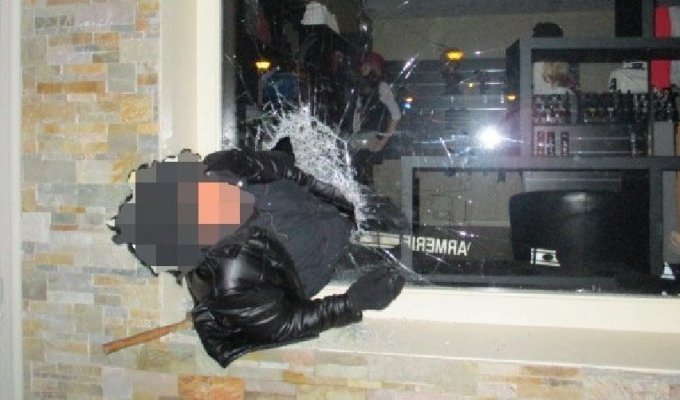 Пьяный грабитель застрял в окне ювелирного магазина (3 фото)
