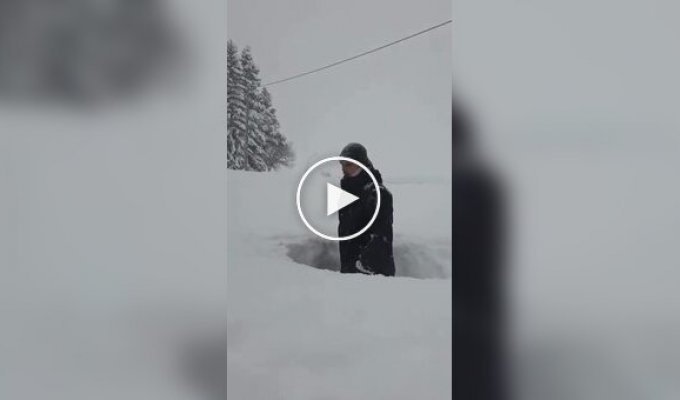 Мужчина забавно продемонстрировал, что намело почти два метра снега