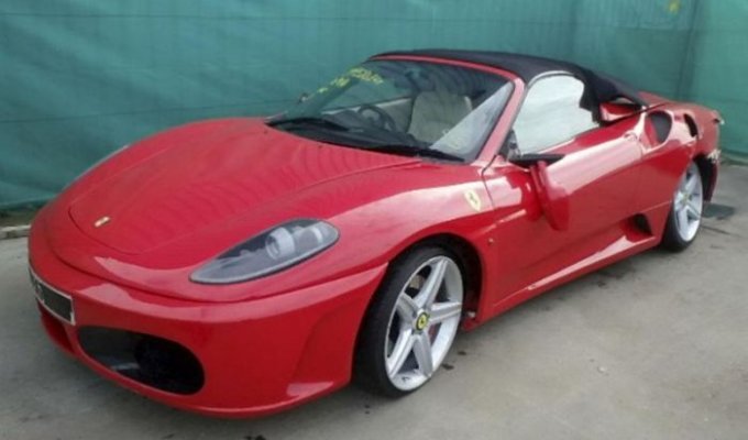 Житель Лондона переделал Toyota в Ferrari и получил крупную страховую выплату за аварию (3 фото)