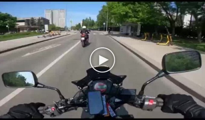 Мотоциклисты уступили дорогу пешеходам