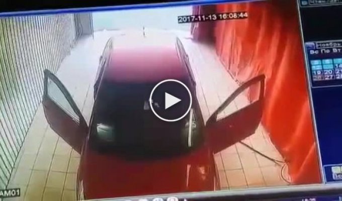 В результате ДТП автомобиль залетел на автомойку в Краснодаре