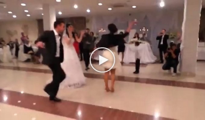 Девушка танцует лезгинку на свадьбе