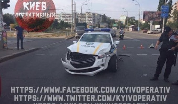 Повернули не туда: в Киеве очередной полицейский автомобиль попал в ДТП