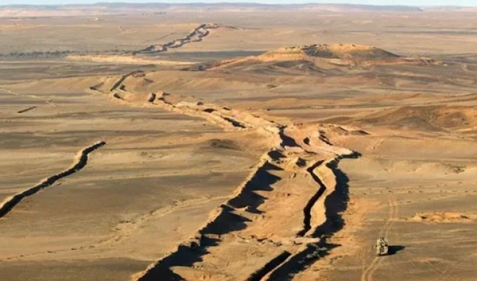 Millions of ammunition buried under sand: what the world's longest minefield looks like (2 photos + 1 video)