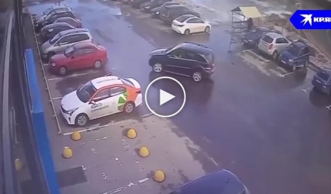 Водитель Mercedes протаранил здание автосалона в Санкт-Петербурге