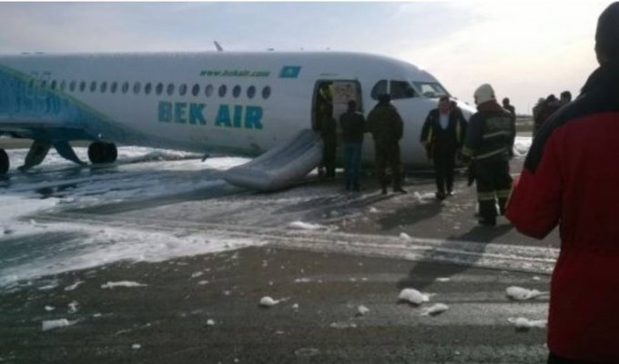 Стальные яйца пилота! Самолет Bek Air аварийно приземлился в аэропорту Астаны (2 фото + 2 видео)