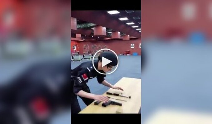 Китайская «икона силы и красоты»: полицейская Ин Вэй Минь покорила соцсети