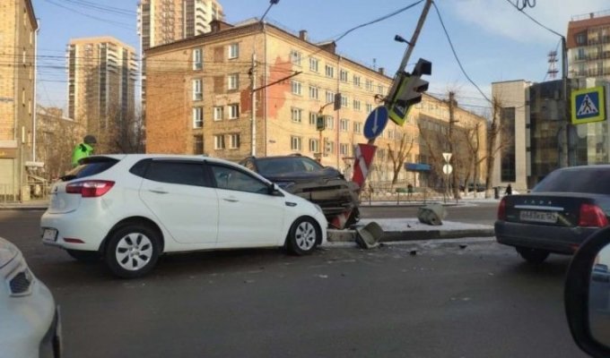 Светофор «спас» пешеходов от травм в Красноярске (4 фото + 1 видео)