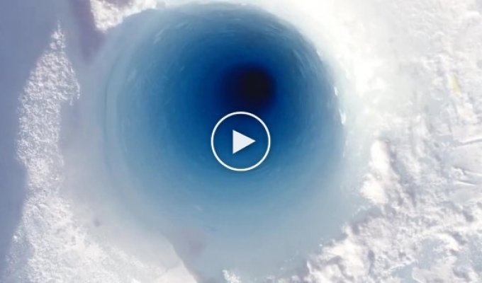 Що відбувається, коли кидаєш шматок льоду в 90-метрову свердловину в Антарктиці