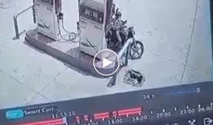 Неприятности у мотоциклиста и его друга на заправке