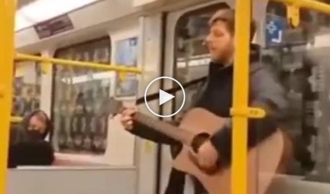 Парень исполнил романтическую песню в метро