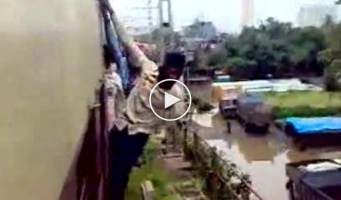 Сумасшедшие пассажиры поезда в Индии