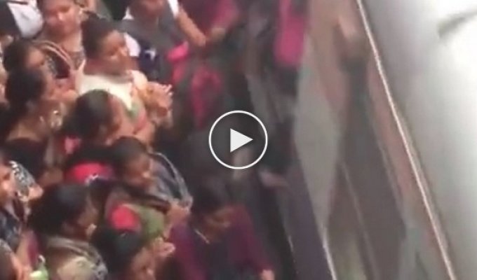 Десятки индийских женщин штурмуют вагоны поезда  