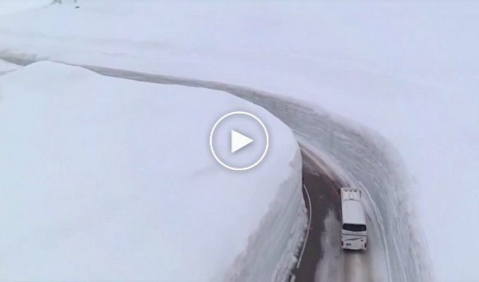 Дорога сквозь снег в горах Японии